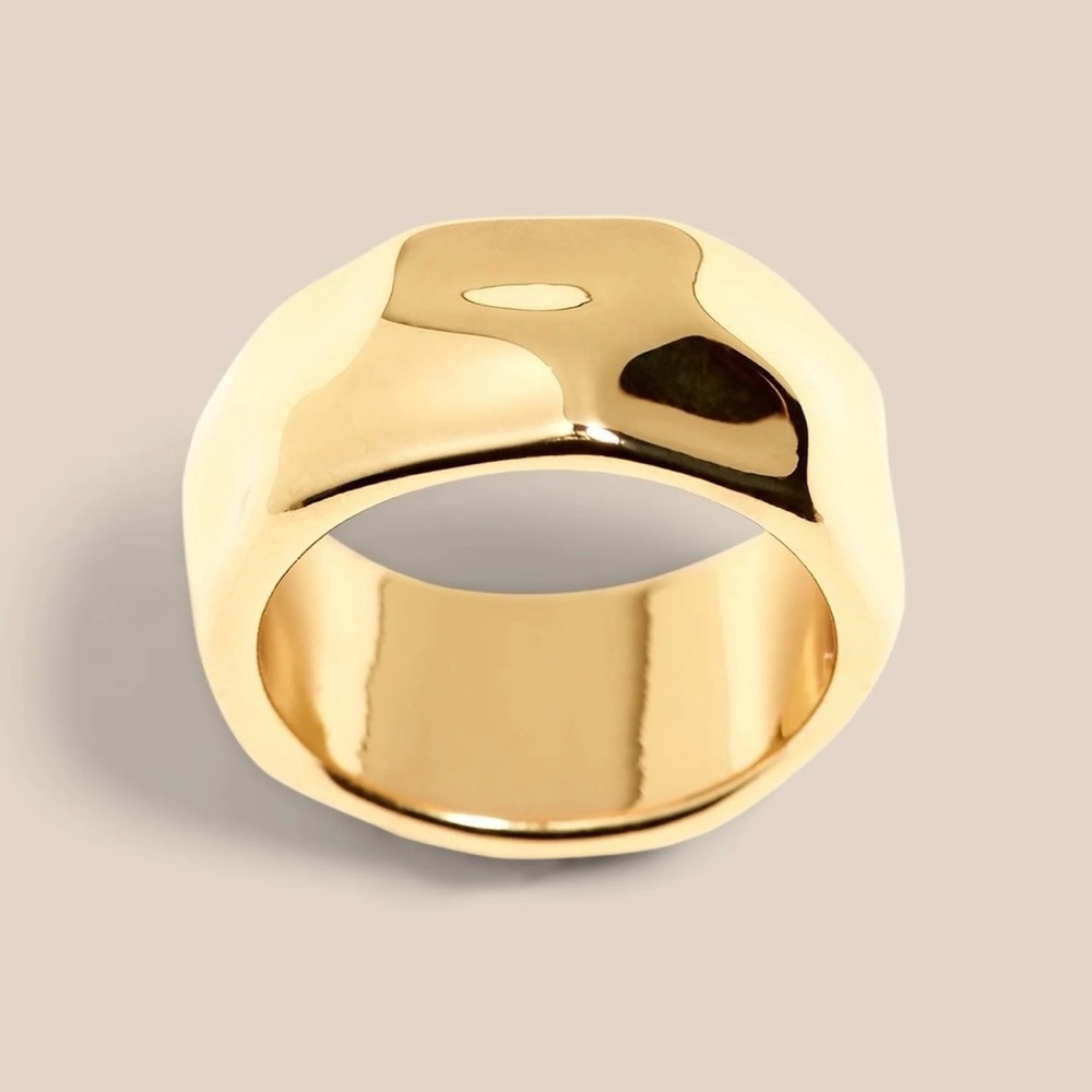 Banana Republic | Wide Gold-Tone Hammered Band Ring | Size 6
